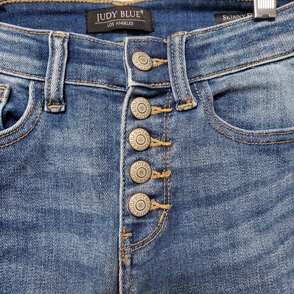 Judy Blue Women's Distressed Skinny Fit Denim Shorts. Size 0 - Picture 2 of 7